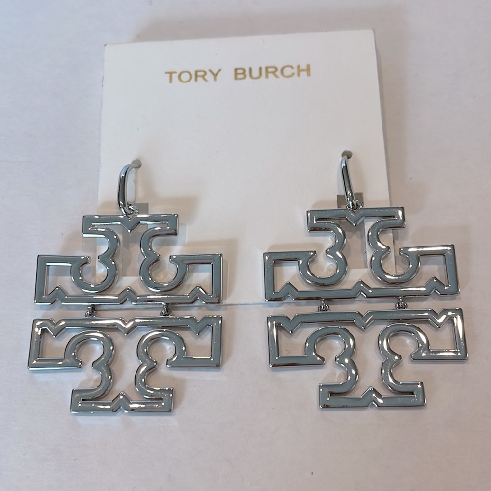 🆕🌸TORY BURCH BRITTEN AUTHENTIC LARGE SILVER LOGO EARRINGS. NEW ON CARD🌸